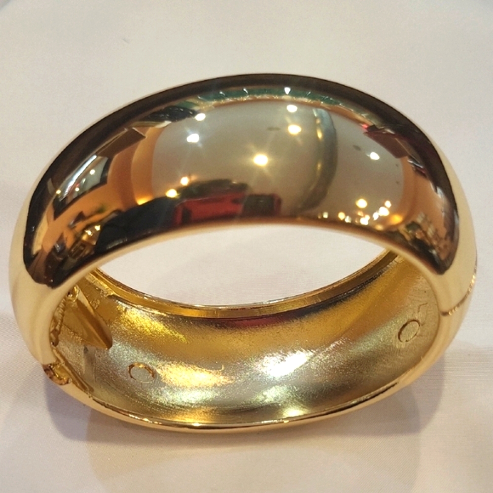 Elegant Gold-Tone Bracelet - Picture 2 of 2